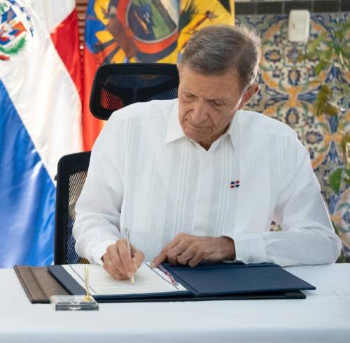 Los cancilleres Gabriela Sommerfeld y Roberto Álvarez acordaron reforzar los vínculos entre Ecuador y República Dominicana.