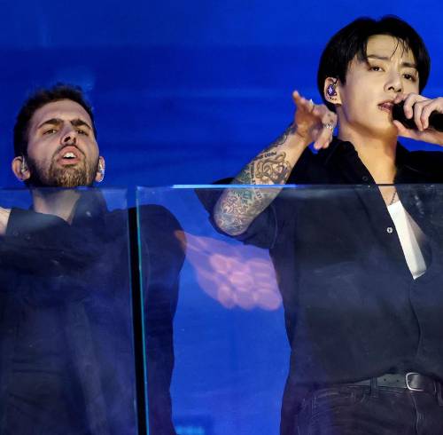 El tribunal determinó que la fanática violó una orden que le impedía acercarse a la vivienda de Jungkook.
