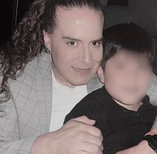 Mauricio Núñez junto a su pequeño hijo.