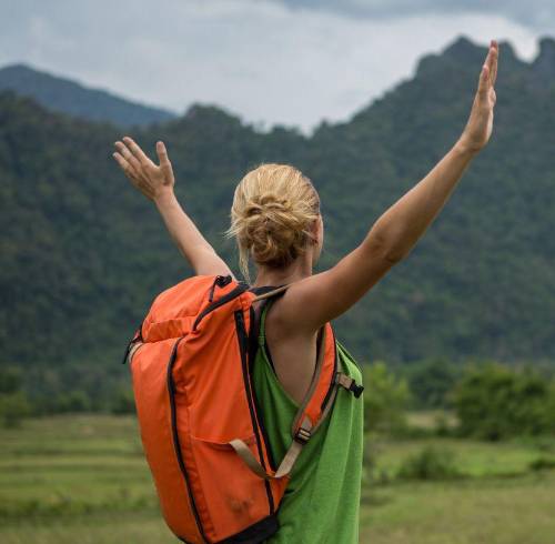Mujer disfrutando de la naturaleza en viaje.