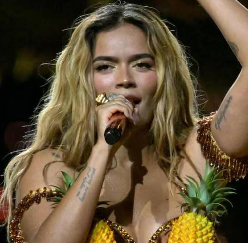 Karol G sorprendió a una pareja de recién casados durante el primer concierto de su nueva gira mundial.