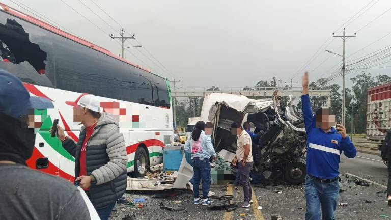 Fatal choque entre bus, camión de Tuti y automóvil en Tambillo: hay un fallecido