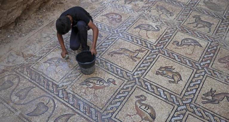 La historia de un agricultor de Gaza que halló, junto a su hijo, un gran mosaico bizantino escondido debajo de un olivo