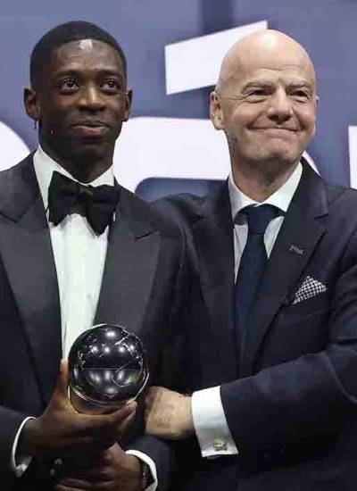 El futbolista francés Ousmane Dembelé junto al presidente de la Fédération Internationale de Football Association (FIFA), Gianni Infantino.