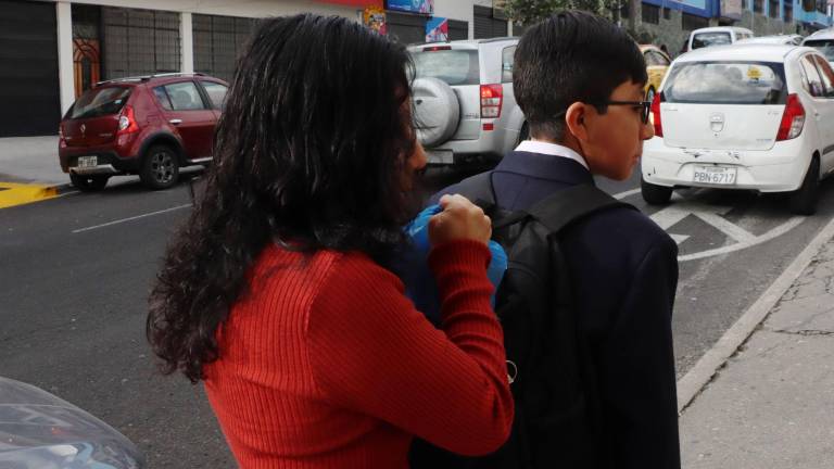 Fotografía referencial de una madre llevando a su hijo al colegio.