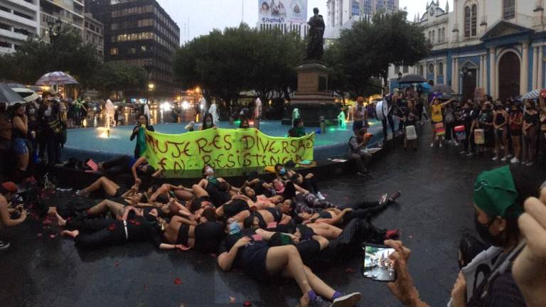 Intensa lluvia en Guayaquil y Quito no para la marcha por el 8M