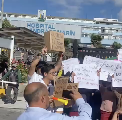 Médicos internistas protestaron en los exteriores del Hospital Carlos Andrade Marín (HCAM).