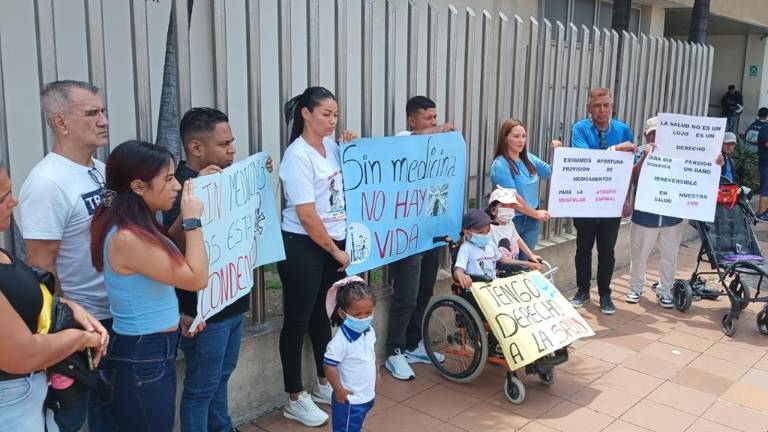 Padres de menores diagnosticados con Atrofia Muscular Espinal (AME), en un plantón.