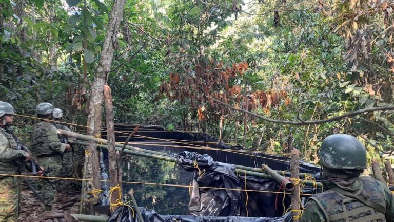Militares hallaron piscina con 5 mil galones de gasolina blanca en Sucumbíos