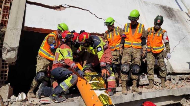 Bomberos de Quito rescataron a una mujer de 80 años entre los escombros en Venezuela