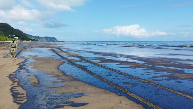 1.200 barriles de petróleo se derramaron en la playa de Esmeraldas; Petroecuador investiga posible sabotaje