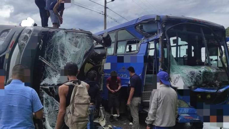 Siniestro de tránsito en Archidona deja una veintena de heridos, la mayoría holandeses; un extranjero falleció