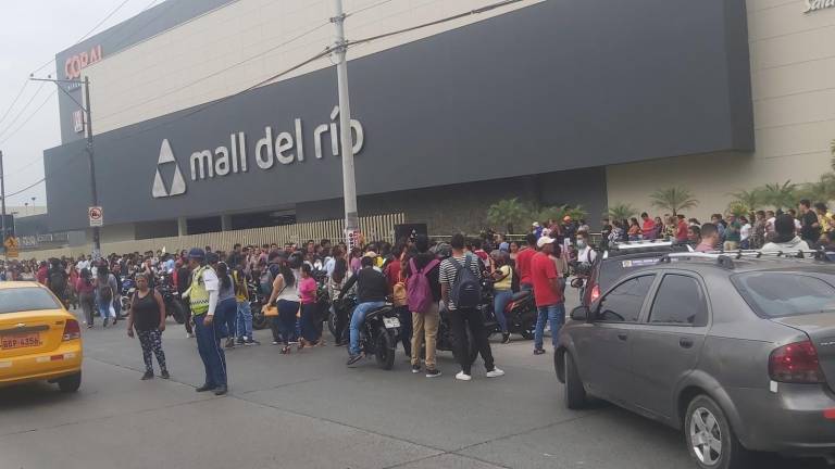 VIDEO: Esto dice la oferta de trabajo en Guayaquil que ha desencadenado enormes filas en el Mall del Río