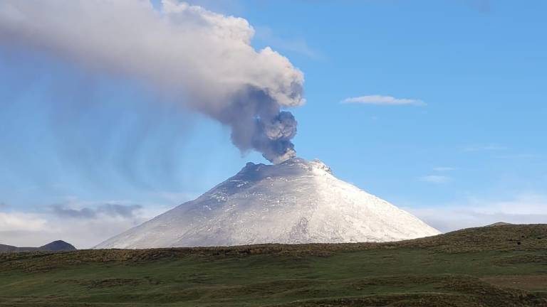 Volcán Cotopaxi emana columna de unos 800 metros de vapor, gas y ceniza