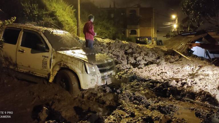Torrencial lluvia provocó cierre de vías e incluso un vehículo quedó atrapado en El Oro