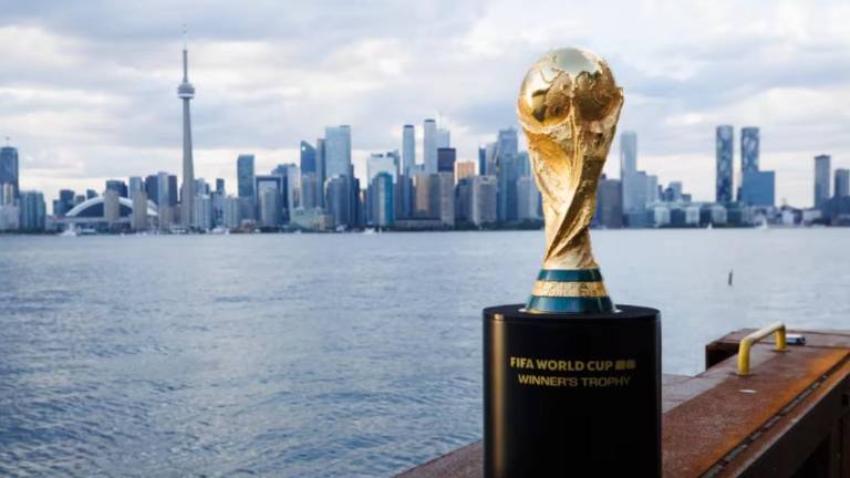 Trofeo al ganador del mundial con el fondo de una de sus sedes, Toronto, Canadá.