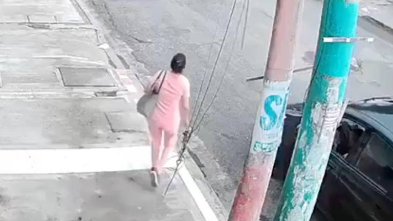 Cámara captó el secuestro de una nutricionista del IESS al salir de su casa en Durán
