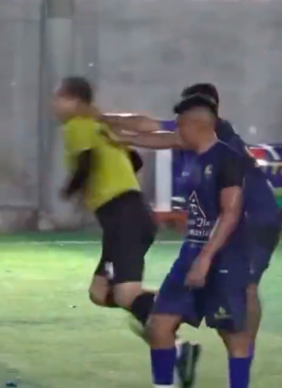 El exárbitro de fútbol fue sorprendido por la espalda en un torneo amateur.