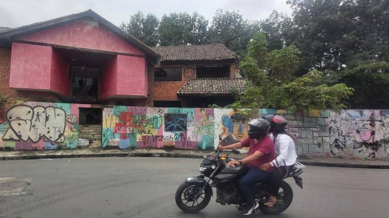 El Municipio de Guayaquil demolió la misteriosa casa de Urdesa Central