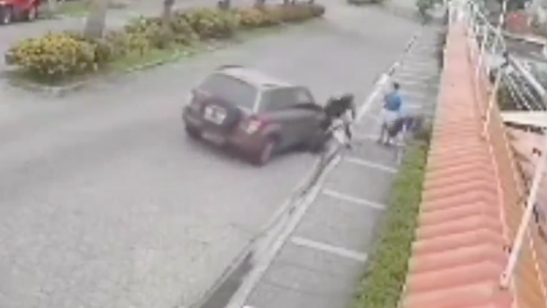 VIDEO | Conductor evitó robo de dos peatones que circulaban en el barrio Centenario de Guayaquil