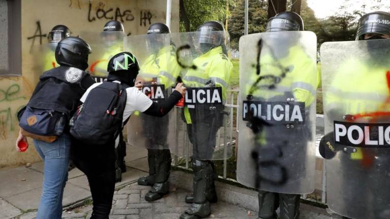 Suspenden a los dos policías involucrados en la muerte de hombre en Colombia