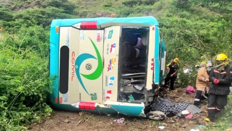 Trágico accidente: volcamiento de un autobús deja tres muertos y 29 heridos en Loja