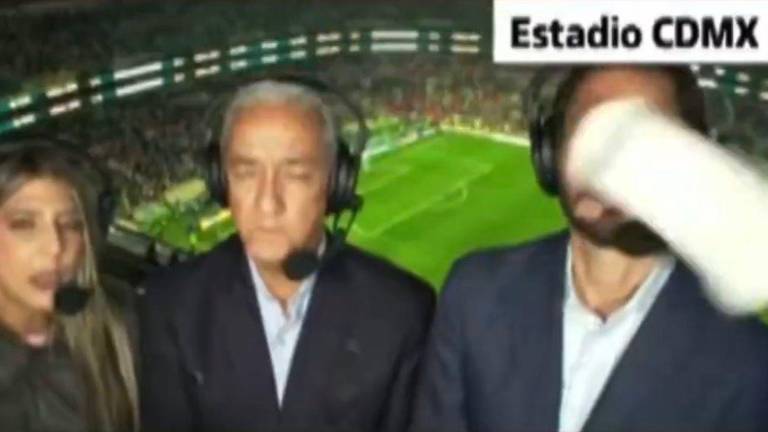 Vaso lanzado al periodista de Teleamazonas en el Estadio Azteca.