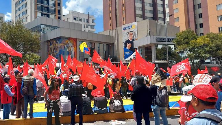 Marcha en las afueras del CNE, el primer día de abril de 2026.
