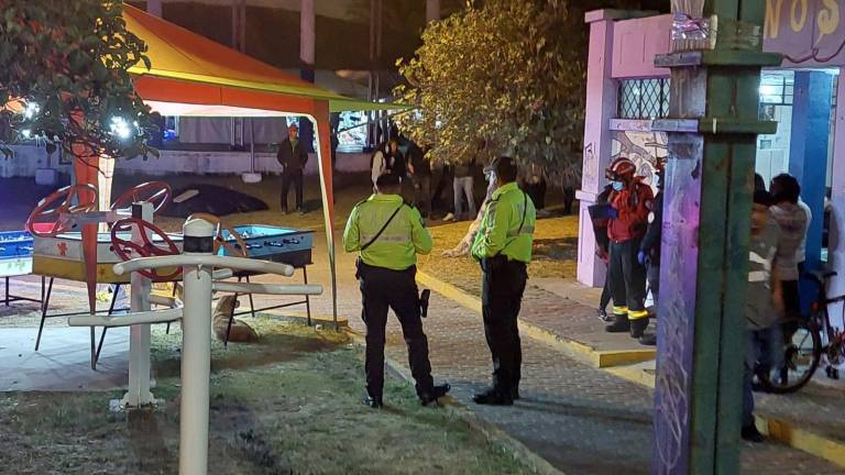 Hombre fue asesinado mientras jugaba futbolín en una feria navideña en Carapungo, norte de Quito