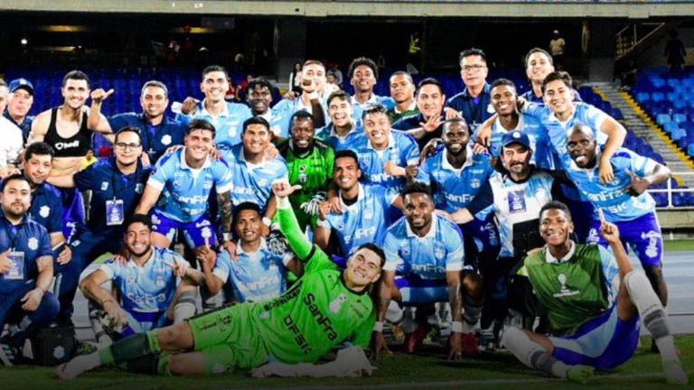 Plantel de Macará celebrando la clasificación a los octavos de final de la Copa Sudamericana 2026.