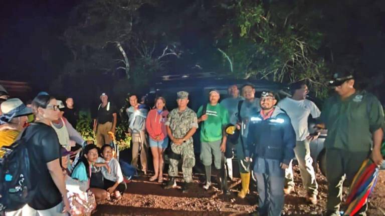 Quince personas, que quedaron atrapadas por lluvias, fueron rescatadas en Galápagos