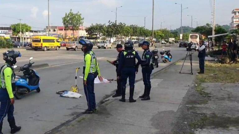 Bus atropella a presunto delincuente que escapaba de un robo, al norte de Guayaquil