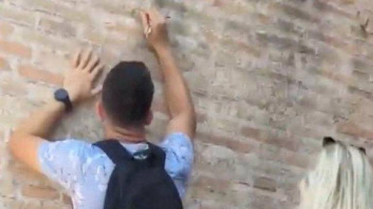 Turista podría enfrentar cuantiosa multa tras tallar su nombre y el de su novia en un muro del Coliseo de Roma