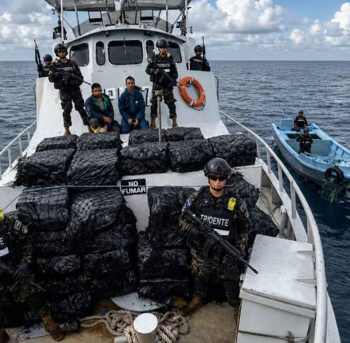 En la embarcación viajaban dos presuntos narcotraficantes de nacionalidad ecuatoriana.