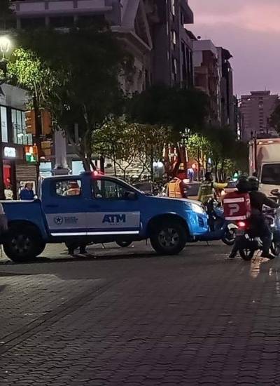 Fotografía que muestra una camioneta de la Agencia de Tránsito Municipal en la zona en donde se reportó el presunto explosivo, antes de que se restringiera la circulación en el tramo.