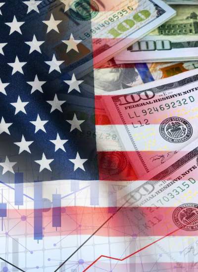 Bandera de Estados Unidos y billetes de dólares americanos.