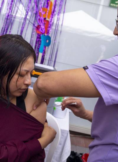 Mujer gestante se aplica la vacuna Tdap en una jornada del MSP, en Quito.