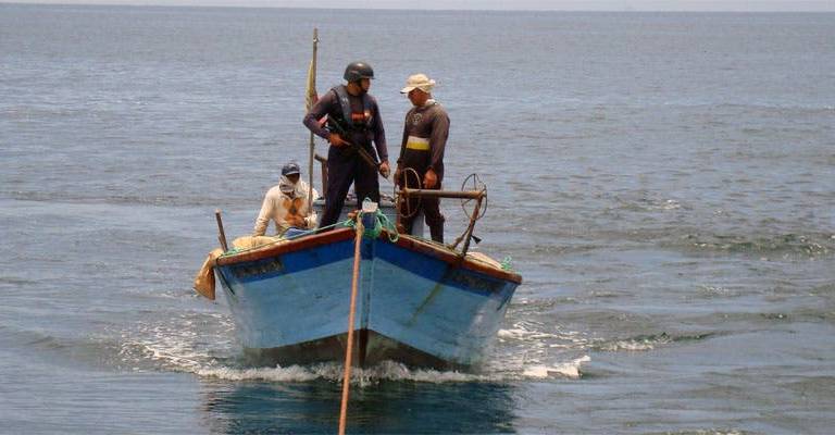 Armada de Perú detiene embarcación ecuatoriana en puerto