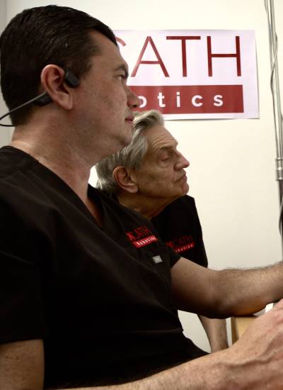 El neurocirujano Vitor Mendes Pereira realiza la intervención a distancia junto con el reconocido doctor Fred Moll.