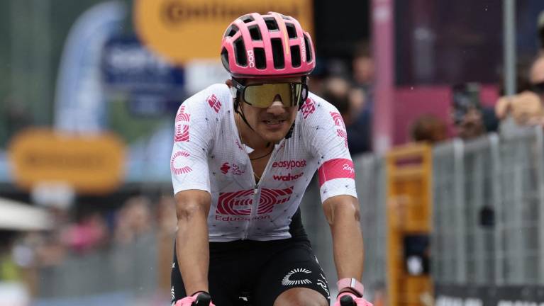 El ciclista ecuatoriano de EF Education - EasyPost, Richard Carapaz, cruza la meta en tercer lugar durante la 17.ª etapa del 108.º Giro de Italia.