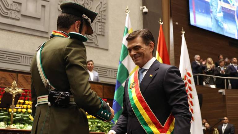 El presidente Rodrigo Paz (R) recibe la banda presidencial del vicepresidente electo Edman Lara.