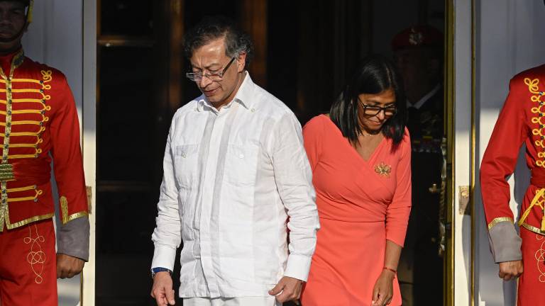 La presidenta interina de Venezuela, Delcy Rodríguez (derecha), y el presidente colombiano, Gustavo Petro, llegan para pronunciar declaraciones tras una reunión bilateral en el palacio presidencial de Miraflores en Caracas el 24 de abril de 2026.