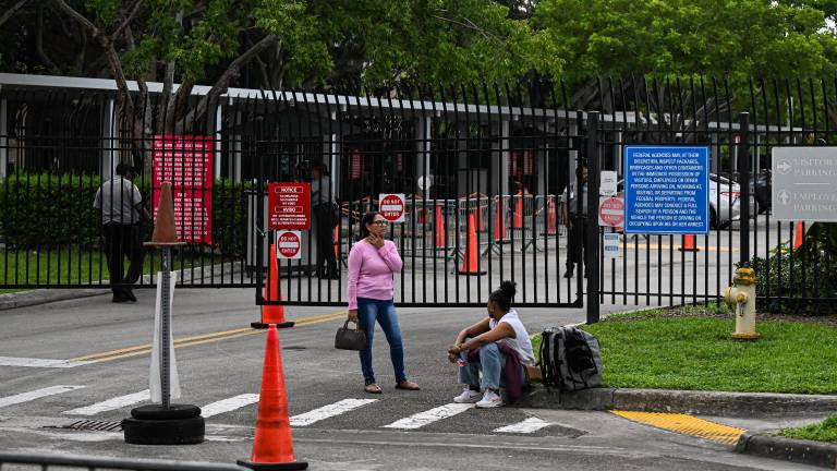 Alertan que ICE ya no muestra la ubicación de miles de migrantes con orden de deportación