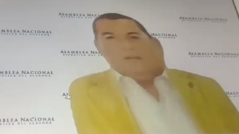 Jorge Chamba se vuelve tendencia por curiosa acción durante sesión del Pleno de la Asamblea.