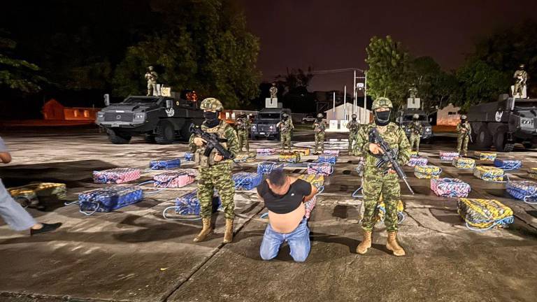 Dictan prisión preventiva para hombre que llevaba 1,7 toneladas de cocaína en camión en Manabí