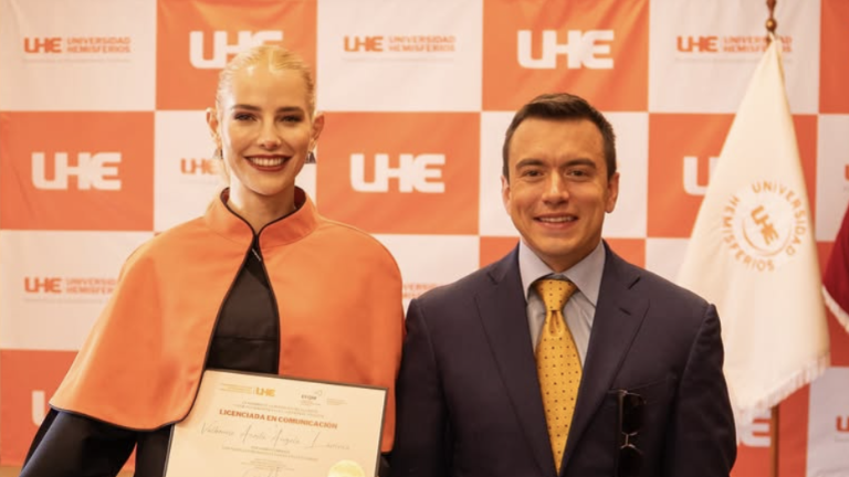 Lavinia Valbonesi junto a su esposo en su graduación como Comunicadora.