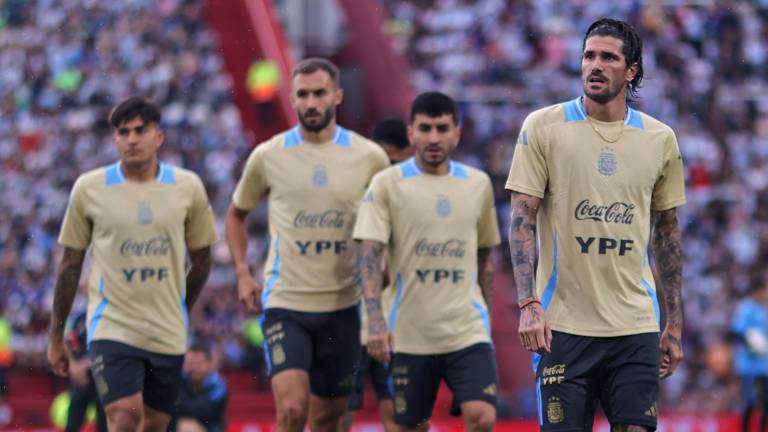 Rodrigo De Paul (d), jugador de la selección argentina participa en un entrenamiento a beneficio de las víctimas de la inundación de Bahía Blanca, en el Estadio Tomás Adolfo Ducó en Buenos Aires (Argentina).