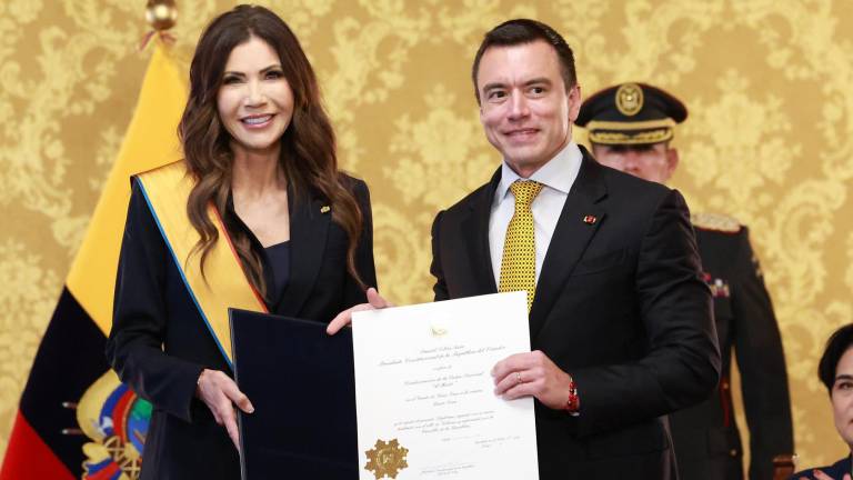 Noboa otorga reconocimiento a Kristi Noem.