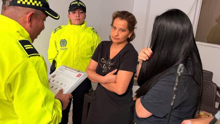 Policía lee la orden de detención a Inda Peñarrieta y Michelle Macías.
