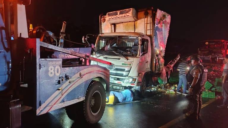 Fuerte choque entre bus y camión deja 15 heridos en la vía a Balzar, provincia del Guayas